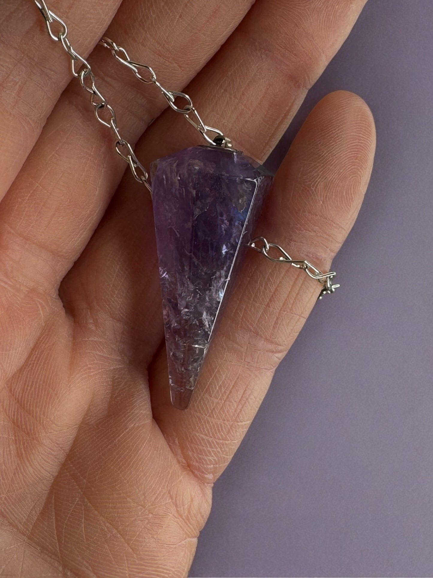 紫水晶、玫瑰石英或煙晶晶體中的擺錘