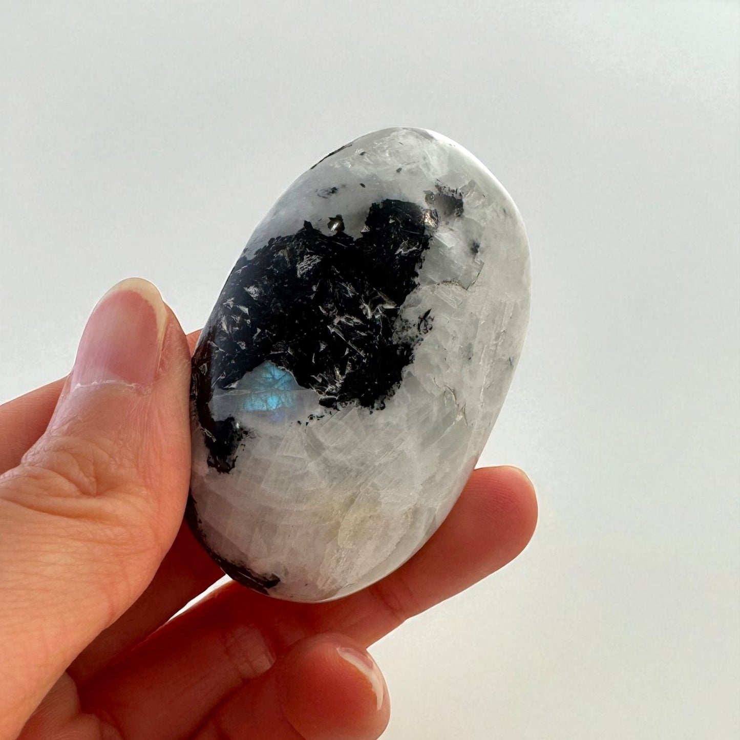 彩虹月光石水晶掌石