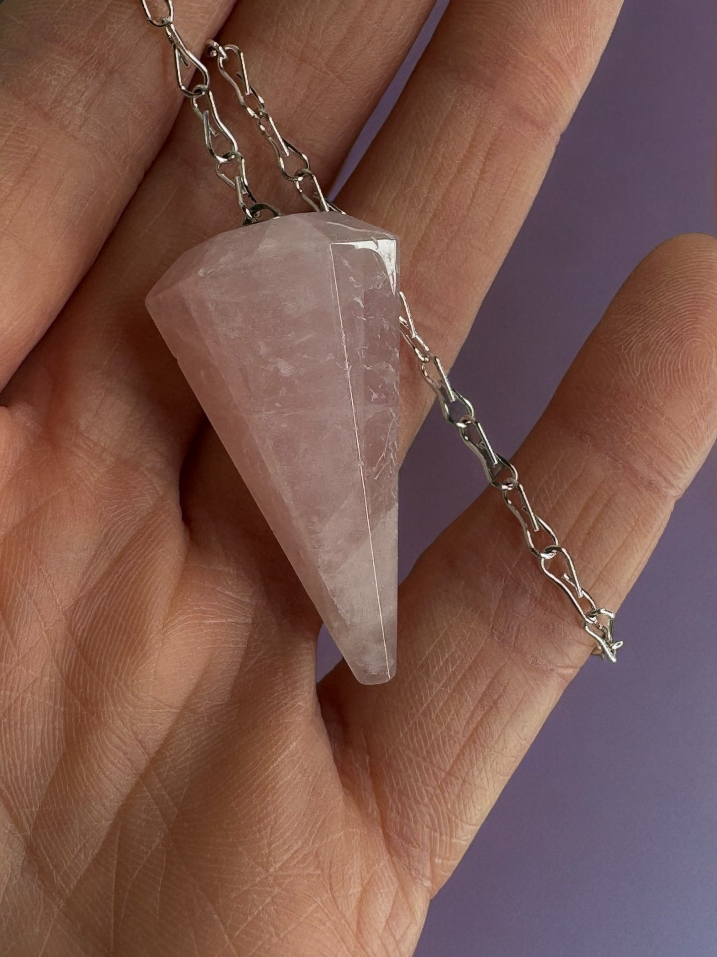 紫水晶、玫瑰石英或煙晶晶體中的擺錘