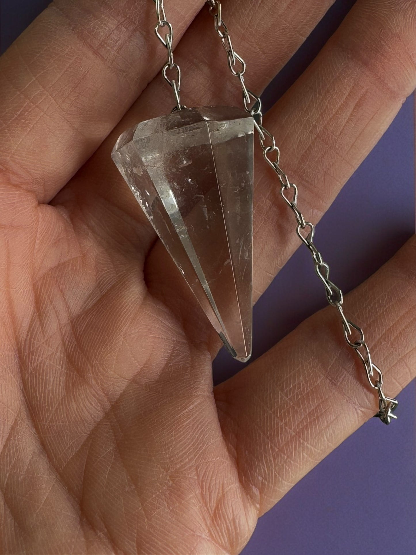 紫水晶、玫瑰石英或煙晶晶體中的擺錘
