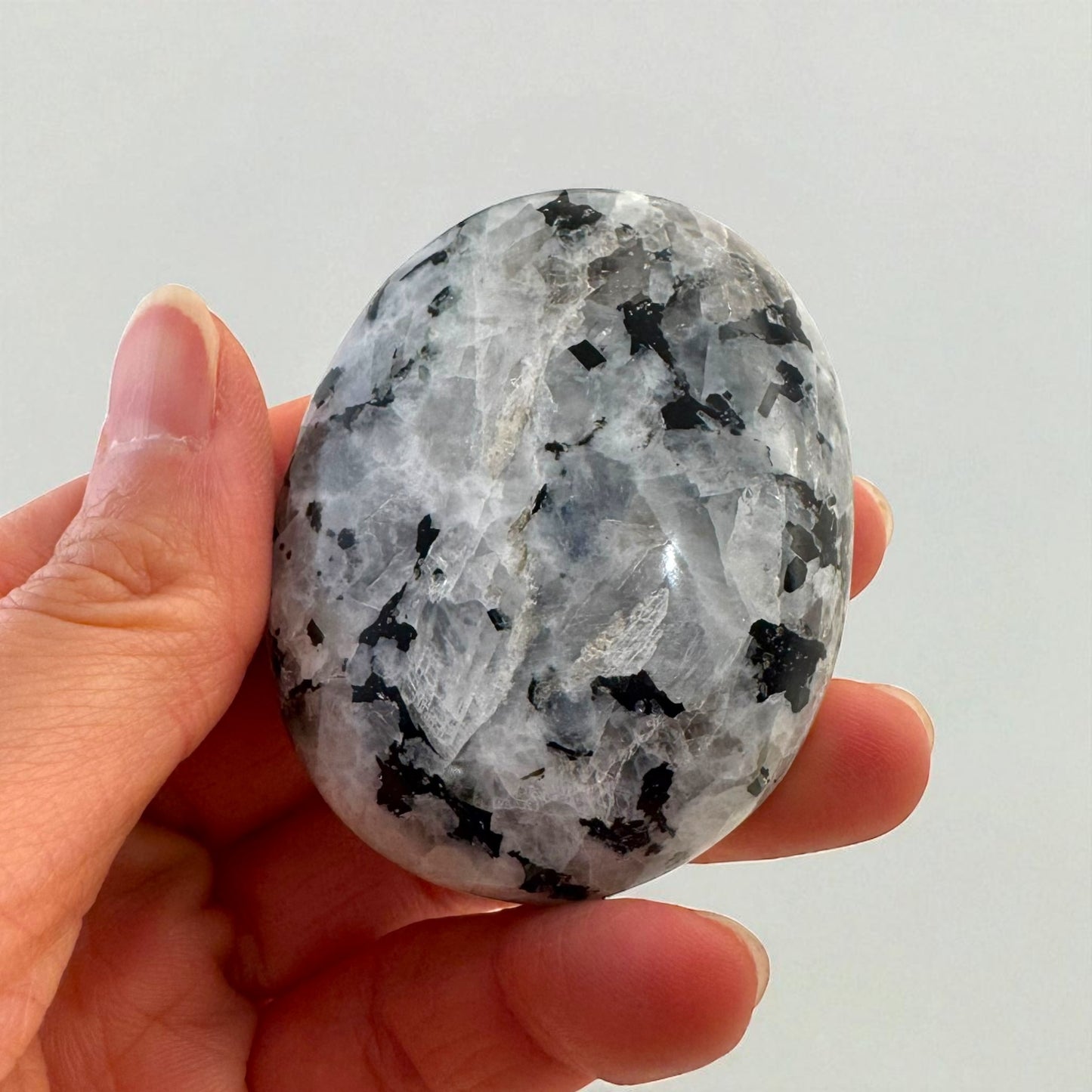 彩虹月光石水晶掌石