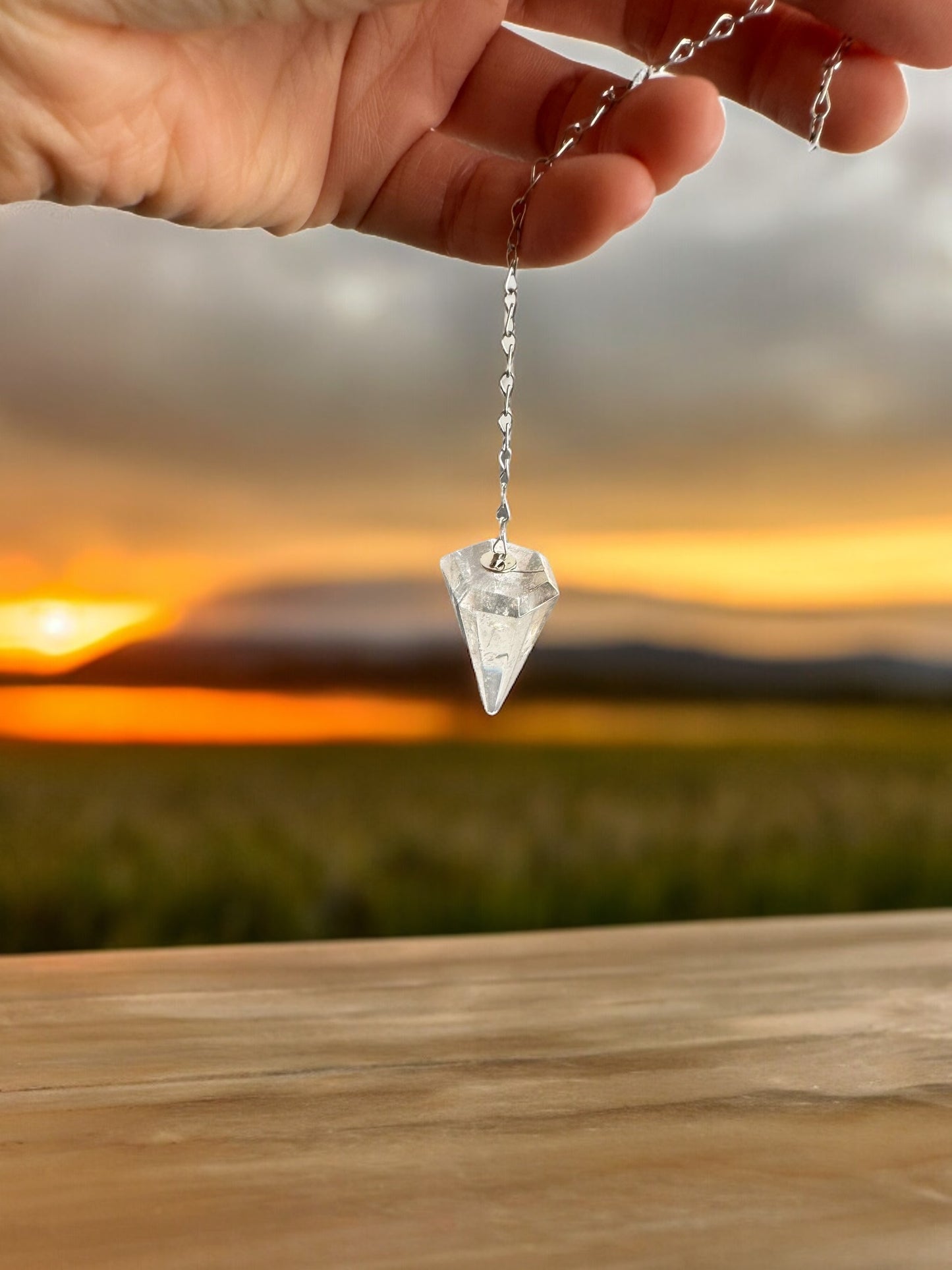 紫水晶、玫瑰石英或煙晶晶體中的擺錘