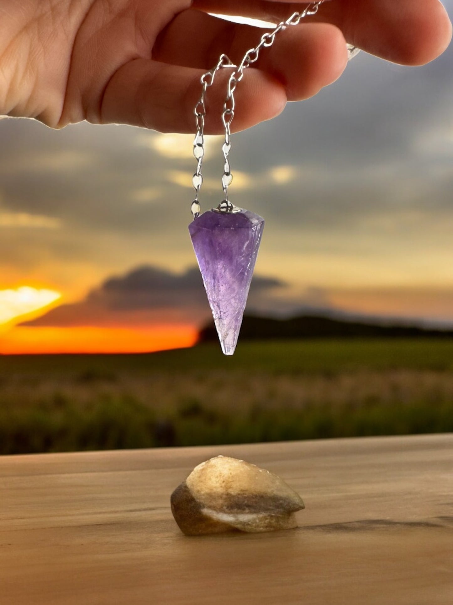 紫水晶、玫瑰石英或煙晶晶體中的擺錘