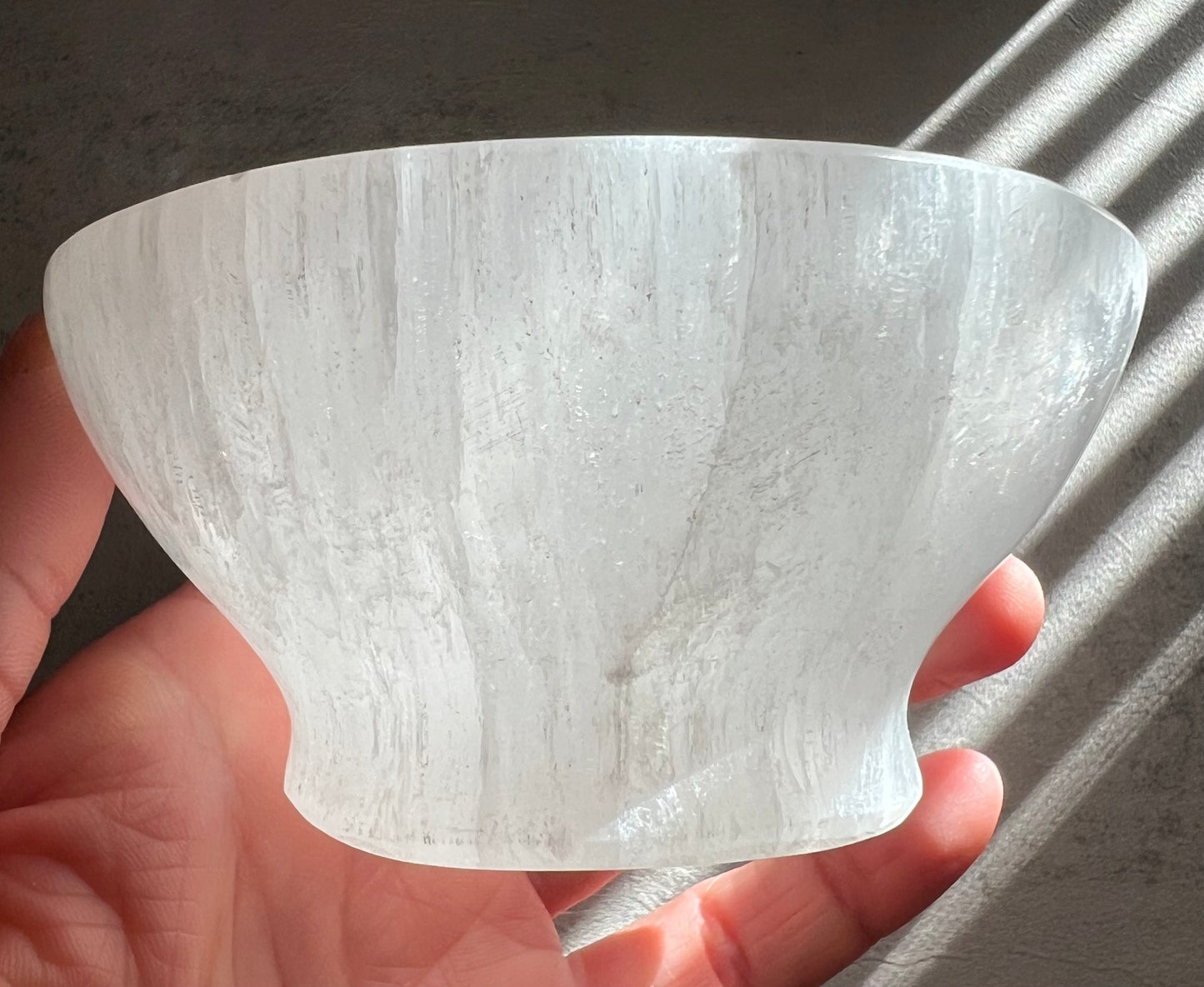 Selenite Bowl Round, With Base (S)