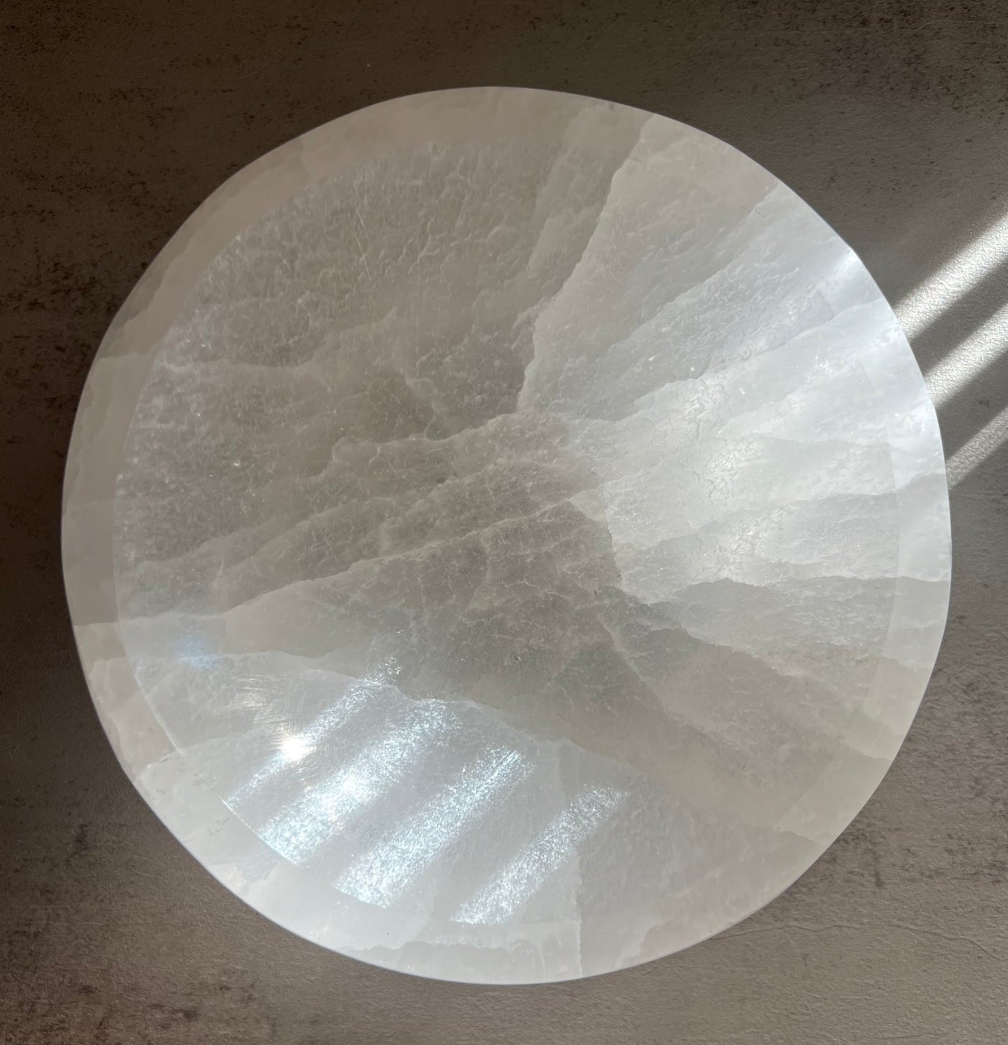Selenite Bowl Round, With base (L)