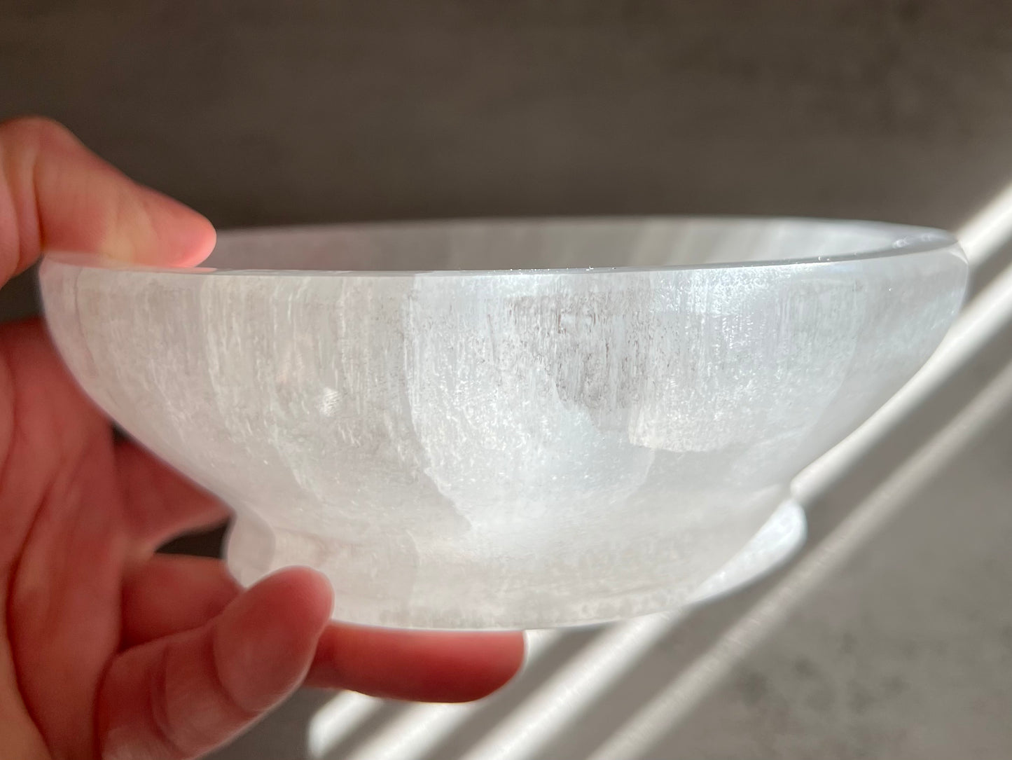 Selenite Bowl Round, With base (L)
