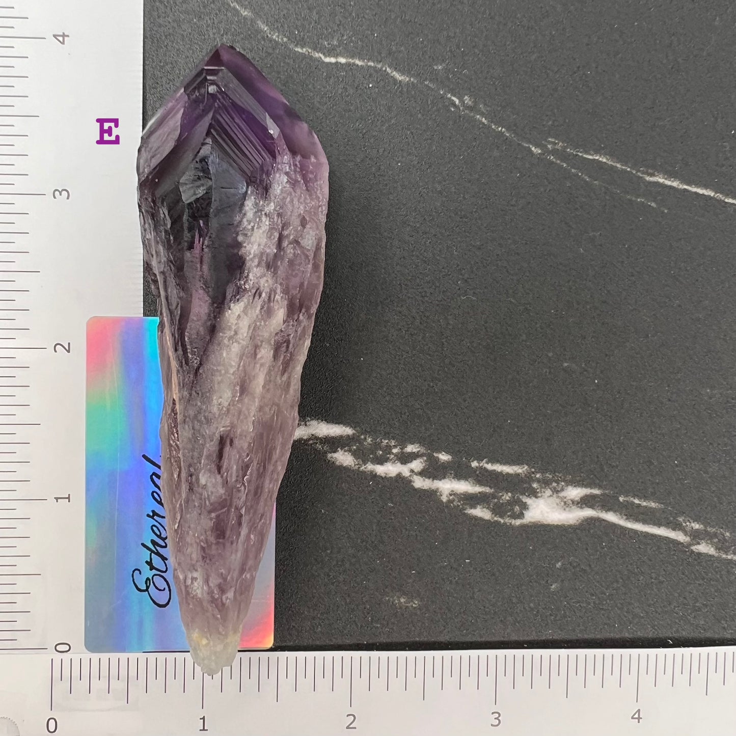 四面體末端的巴伊亞紫水晶齒 (S)